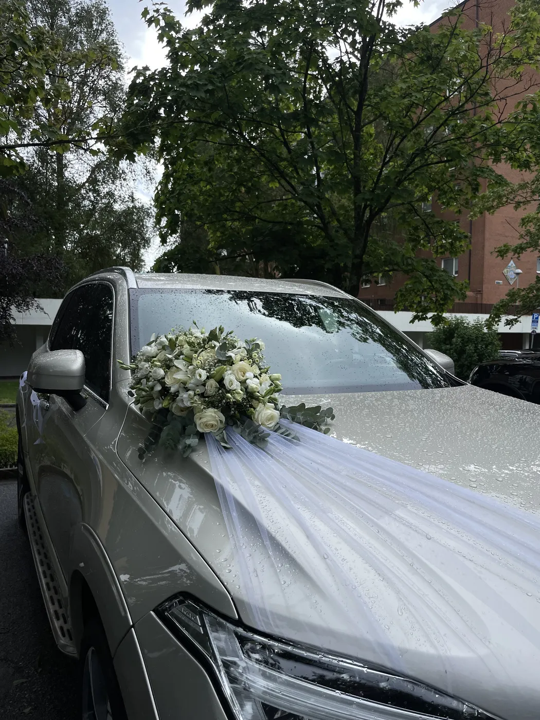 Bröllopsbil med blomsterdekor
