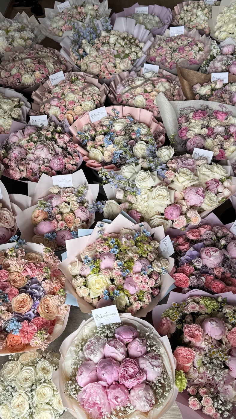 Stora rosbuketter i vitt och pastell förberedda för bröllop hos Midosflowers i Malmö