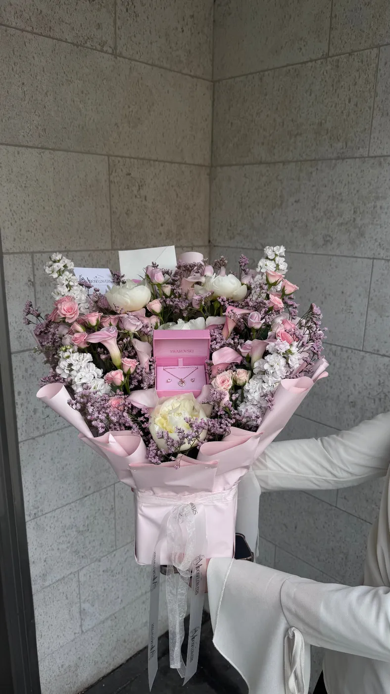 Rosa gåvobukett med Swarovski-ask