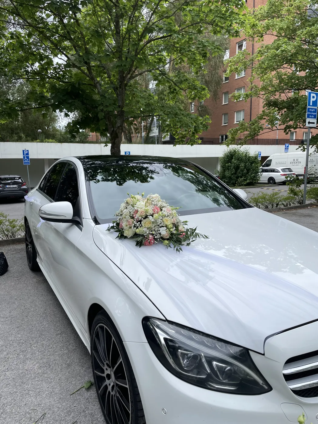 Bröllopsbil med blomsterdekor